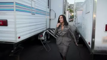 Traje de falda fruncida a rayas con etiqueta roja de Vivienne Westwood usado por Kim Kardashian como se ve en The Kardashians(S07E01)