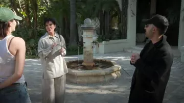 Pantalones de lana y franela de mezcla de cachemira de The Row Gala usados por Kris Jenner como se ve en The Kardashians (S07E01)