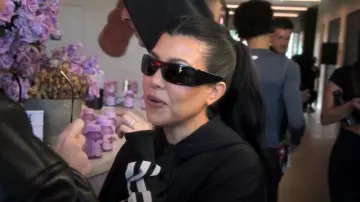 Gafas de sol rectangulares Gucci usadas por Kourtney Kardashian como se ve en The Kardashians (S07E01)