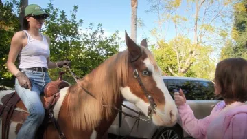 Levis 501 Jean droit porté par Kendall Jenner vu dans The Kardashians (S07E01)