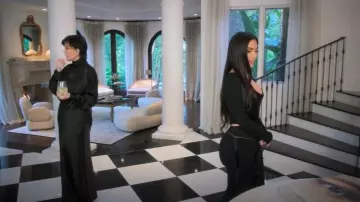 Falda larga de seda de Saint Laurent usada por Kris Jenner como se ve en The Kardashians (S07E01)