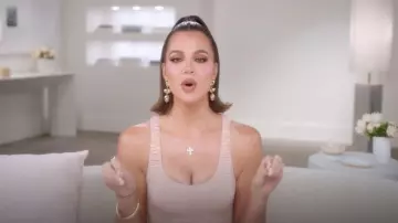 Selfie Leslie Amy Pebble Droplet Boucles d’oreilles Or porté par Khloé Kardashian comme on le voit dans The Kardashians(S07E01)