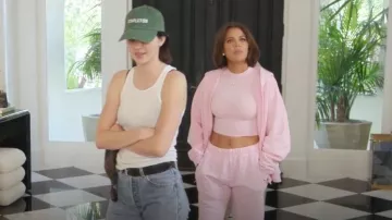 Débardeur Hanes Boys' porté par Kendall Jenner vu dans The Kardashians (S07E01)
