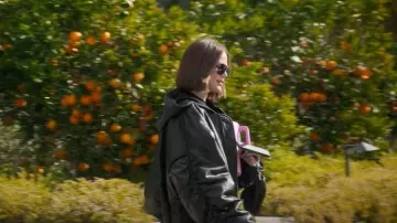 Chaqueta bomber de Balenciaga usada por Khloé Kardashian como se ve en The Kardashians (S07E01)