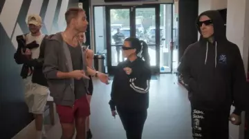 Rara sudadera con capucha de gira de 1993 harta de todo que usa Travis Barker como se ve en The Kardashians (S07E01)