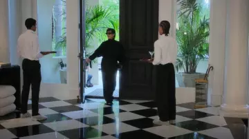 Bolso de mano Andiamo largo de Bottega Veneta con asa usado por Kris Jenner como se ve en The Kardashians (S07E01)