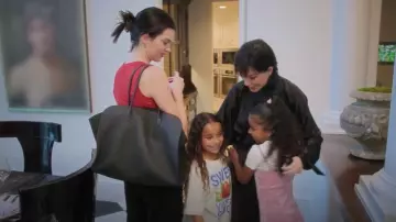 El bolso Row Marlo usado por Kendall Jenner como se ve en The Kardashians (S07E01)