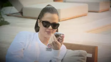 Gafas de sol de acetato con logotipo en relieve de Bottega Veneta usadas por Khloé Kardashian como se ve en The Kardashians (S07E01)