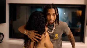 Camiseta de calavera negra y amarilla desgastada de Gallery Dept. usada por DDG en DDG - Trynna Link (Video musical)