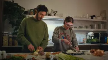 Sunspel Moss Green Melange Shetland Crew Jumper usado por Noah Roklov (Adam Brody) como se ve en Nobody Wants This (S02E01)