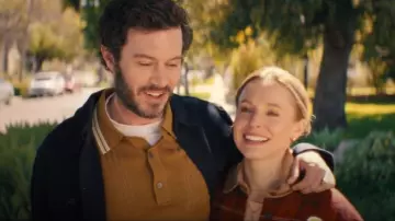 Polo de suéter con punta de algodón y seda de Todd Snyder usado por Noah Roklov (Adam Brody) como se ve en Nobody Wants This (S02E01)