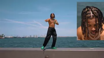 Zuecos clásicos Crocs Grass Green usados por DDG en DDG X Luh Tyler - I'm Geekin (Video musical oficial)