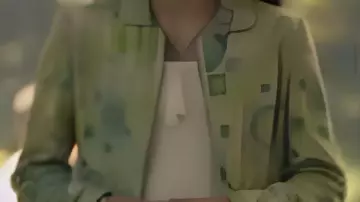 Long manteau fleuri vert porté par (Nida Khurshid) dans The Winchesters