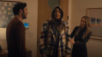 Abrigo de Sezane Viktor en cuadros rosas azul camello usado por Ryann (D'Arcy Carden) como se ve en Nobody Wants This (S02E01)