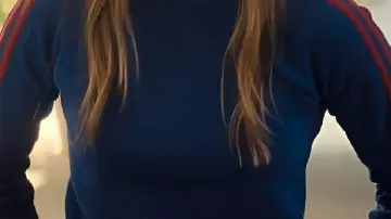 Suéter azul a rayas rojas usado por Joanne (Kristen Bell) en Nobody Wants This