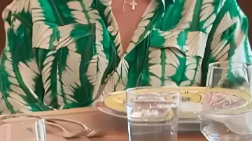 Camisa verde estampada usada por Self (Kris Jenner) en The Kardashians