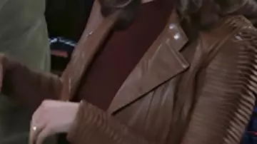 Blouson en cuir marron porté par (Jen Jacob) dans Beyond the Gates