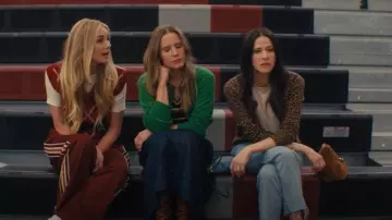 La falda midi de mezclilla Great Field usada por Joanne (Kristen Bell) como se ve en Nobody Wants This (S02E02)