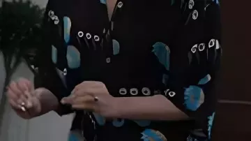 Chemise florale abstraite portée par (Rena Sofer) à l’hôpital général