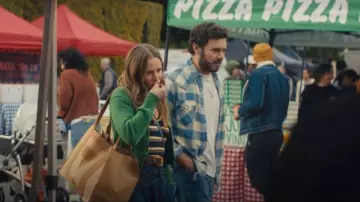 Bolsa Tobi de papel kraft reutilizable lavable de tres tamaños Scse usada por Joanne (Kristen Bell) como se ve en Nobody Wants This (S02E02)