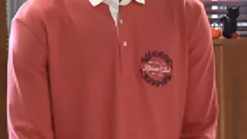 Polo rose porté par (Jaden Lucas Miller) dans Beyond the Gates