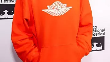 Sudadera con capucha naranja usada por Spike Lee en Spike Lee Speaks con Sharaun Brown de Screen Magazine