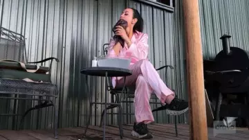 Sur Cloudswift 3 Sneakers portées par Angie Katsanevas comme on le voit dans Wife Swap : The Real Housewives Edition (S01E01)