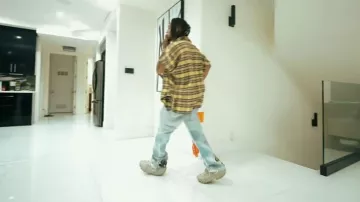 Balenciaga Off White Distressed Stainr Sneakers usadas por DDG en DDG - HANDS UP! (Video musical oficial)