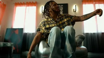 Jeans acampanados con parche G azul claro y multicolor de Gallery Dept. usados por DDG en DDG - HANDS UP! (Video musical oficial)