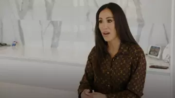 Louis Vuitton 2020 Haut boutonné en soie porté par Angie Katsanevas comme on le voit dans Wife Swap : The Real Housewives Edition (S01E01)