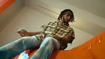 R13 Camisa de franela amarilla cortada usada por DDG en DDG - HANDS UP! (Video musical oficial)