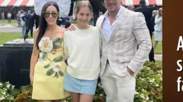 Suzanne Applique Floral Bustier Mini Dress en Jaune portée par Angie Katsanevas comme on le voit dans Wife Swap : The Real Housewives Edition (S01E01)