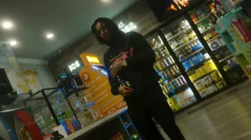 Pantalones de chándal Amiri Black Kick Flare usados por DDG en DDG - Gimmie My Flowers Freestyle (Video oficial)