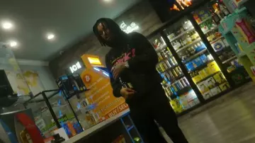 Pantalones de chándal Amiri Black Kick Flare usados por DDG en DDG - Gimmie My Flowers Freestyle (Video oficial)