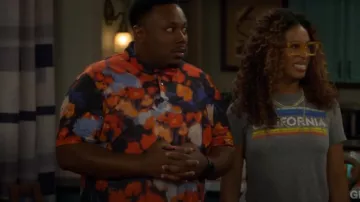 Retro Band Vintage California Tee porté par Courtney (Skye Townsend) comme on le voit dans The Neighborhood (S08E03)
