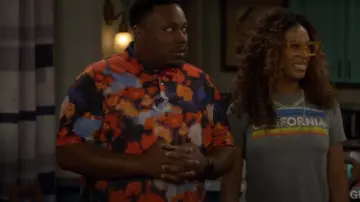 Retro Band Vintage California Tee porté par Courtney (Skye Townsend) comme on le voit dans The Neighborhood (S08E03)
