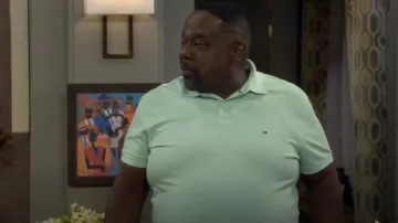 Polo Ivy de ajuste clásico para hombres de talla grande y alta de Tommy Hilfiger usado por Calvin Butler (Cedric the Entertainer) como se ve en The Neighborhood (S08E03)