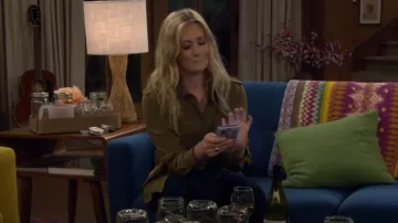Nili Lotan Jeanette Top de seda con botones en oliva usado por Gemma Johnson (Beth Behrs) como se ve en The Neighborhood (S08E03)