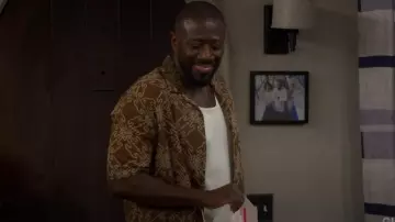 Chemise en coton manguier brodé design en rouille portée par Malcolm Butler (Sheaun McKinney) comme on le voit dans The Neighborhood (S08E03)