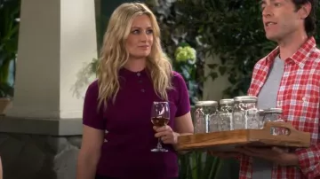 Guest in Residence Polo de cachemira encogida en berenjena usado por Gemma Johnson (Beth Behrs) como se ve en The Neighborhood (S08E03)