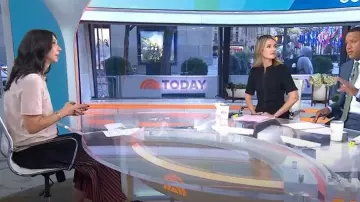 Falda plisada Reiss Marlie Ombré usada por Natalie Azar como se ve en Today el 27 de octubre de 2025