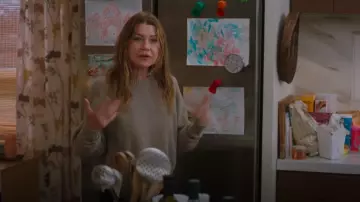Suéter de cuello redondo de Celine usado por Meredith Grey (Ellen Pompeo) como se ve en Anatomía de Grey (S22E02)