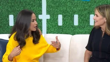 Sudadera retorcida de Kiya Tomlin Pittsburgh Steelers usada por Kaylee Hartung como se ve en Today el 27 de octubre de 2025