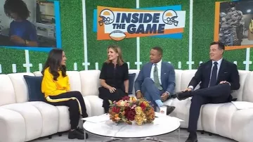 Jogger a rayas de los Pittsburgh Steelers de Kiya Tomlin usado por Kaylee Hartung como se ve en Today el 27 de octubre de 2025