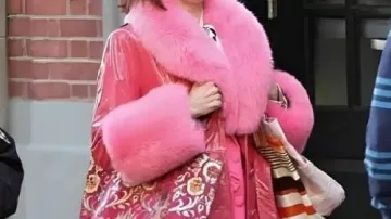 Manteau en cuir rose porté par Elsbeth Tascioni (Carrie Preston) dans la série télévisée Elsbeth S03