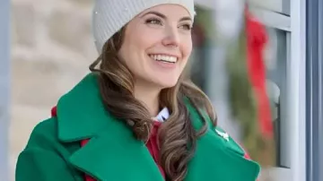 Abrigo largo verde Amanda Jordan 2025 de A Christmas Angel Match