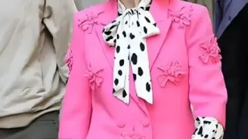 Blazer floral rose porté par Elsbeth Tascioni (Carrie Preston) dans la série télévisée Elsbeth S03