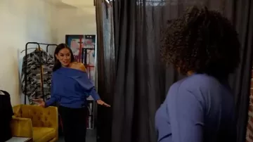 Sudadera retorcida de Kiya Tomlin Buffalo Bills usada por Kaylee Hartung como se ve en Today el 27 de octubre de 2025