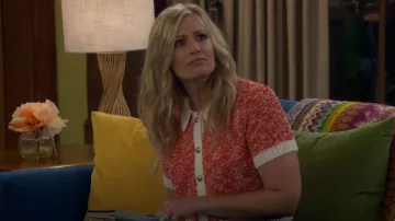 Cárdigan corto Cinq a Sept Adalee en rojo / marfil usado por Gemma Johnson (Beth Behrs) como se ve en The Neighborhood (S08E02)