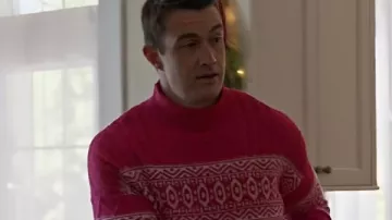 Joyeux Noël, Ted Cooper 2025 Ted Cooper Pull porté par Ted Cooper (Robert Buckley) comme on le voit dans Joyeux Noël, Ted Cooper !